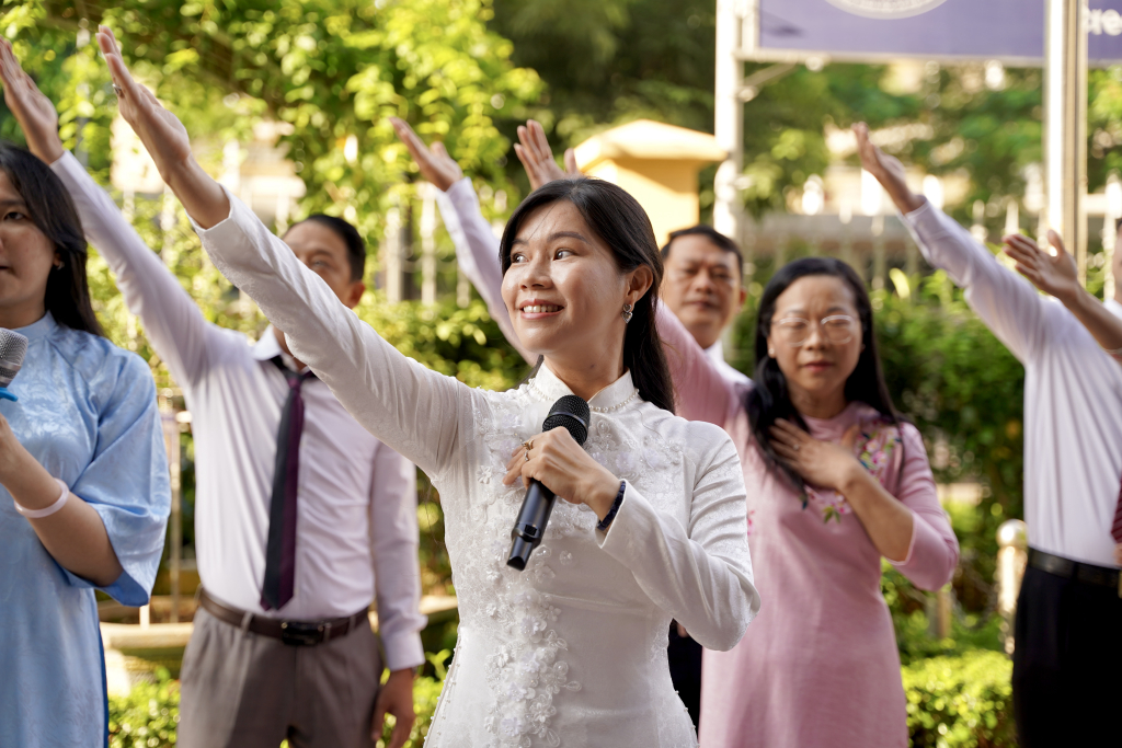 Tập thể giảng viên khoa Việt Nam học trình diễn các ca khúc “Khúc ca Người giáo viên nhân dân” và “Viết tiếp câu chuyện hòa bình” - Ảnh: ĐĂNG KHÔI