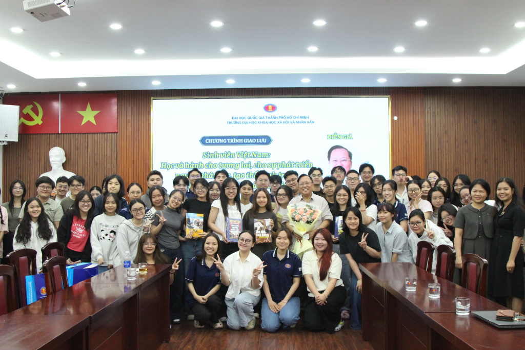 GS. Augustine Hà Tôn Vinh cùng các sinh viên lưu giữ lại kỷ niệm tại chương trình - Ảnh: NHƯ THẢO