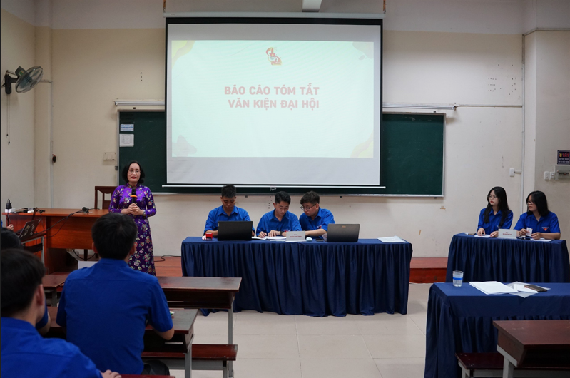 TS. Nguyễn Thị Phương, Phó Trưởng Khoa, Phó Bí thư Chi bộ phát biểu chỉ đạo Đại hội.