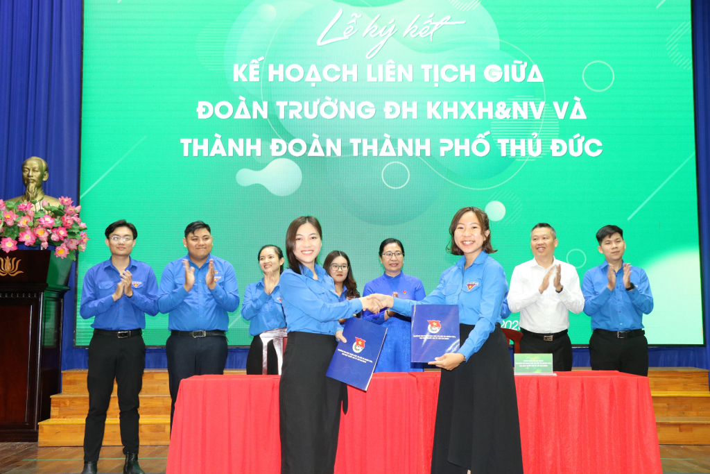 Đoàn trường ĐH KHXH&NV và Thành Đoàn Thành phố Thủ Đức trao văn bản ký kết - Ảnh: Thanh Bình