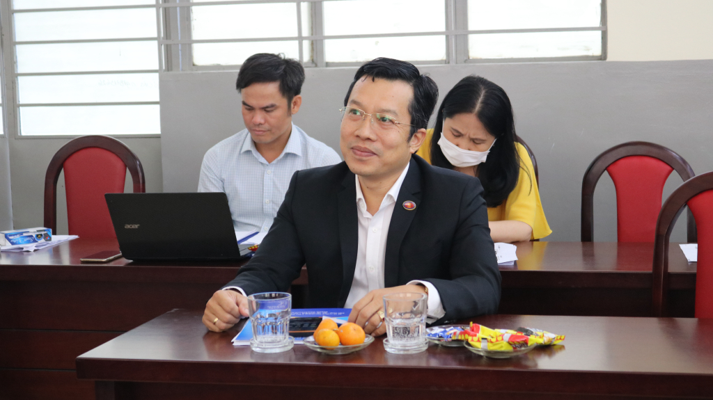 TS. Lê Hoàng Dũng - Phó Hiệu trưởng Nhà trường tiếp nhận góp ý của diễn giả - Ảnh: Nhật Ánh 