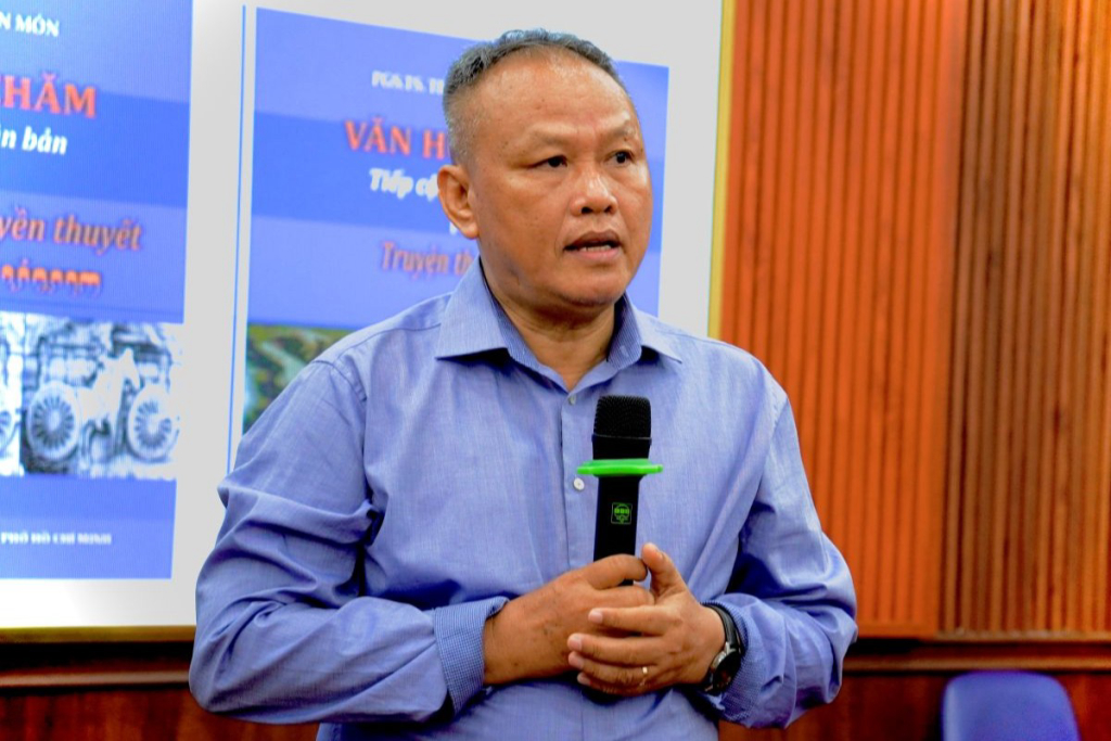 PGS.TS Trương Văn Món chia sẻ về khó khăn trong việc hiểu hoàn toàn tiếng Chăm từ các văn bản - Ảnh: THANH HẢI