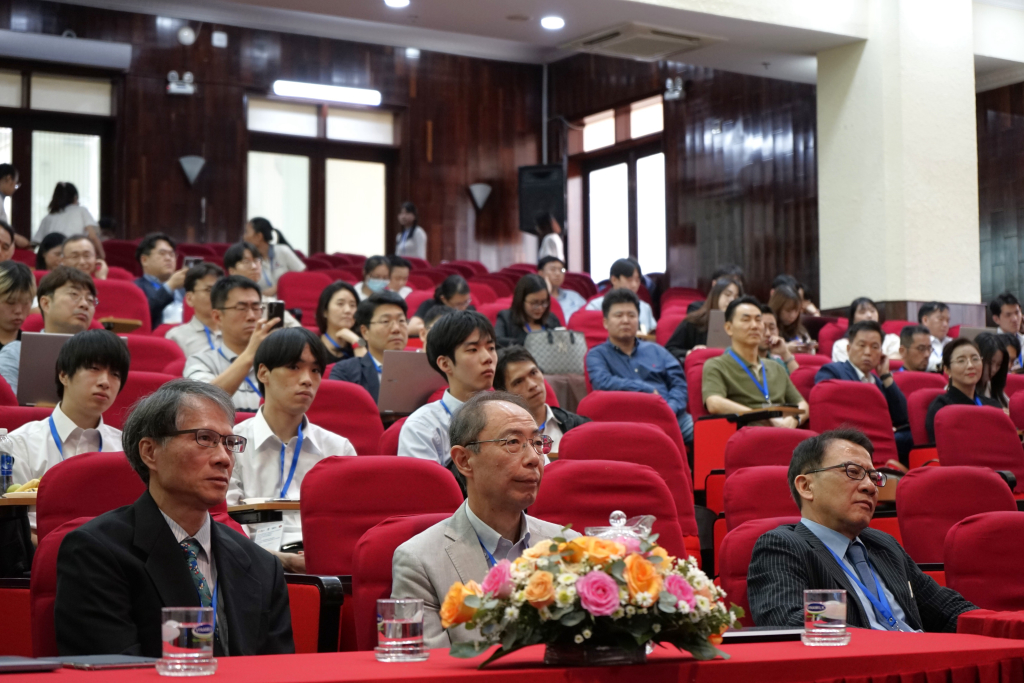Quý đại biểu tham dự Phiên khai mạc tại Hội trường Văn Khoa - Ảnh: Thiên Phúc