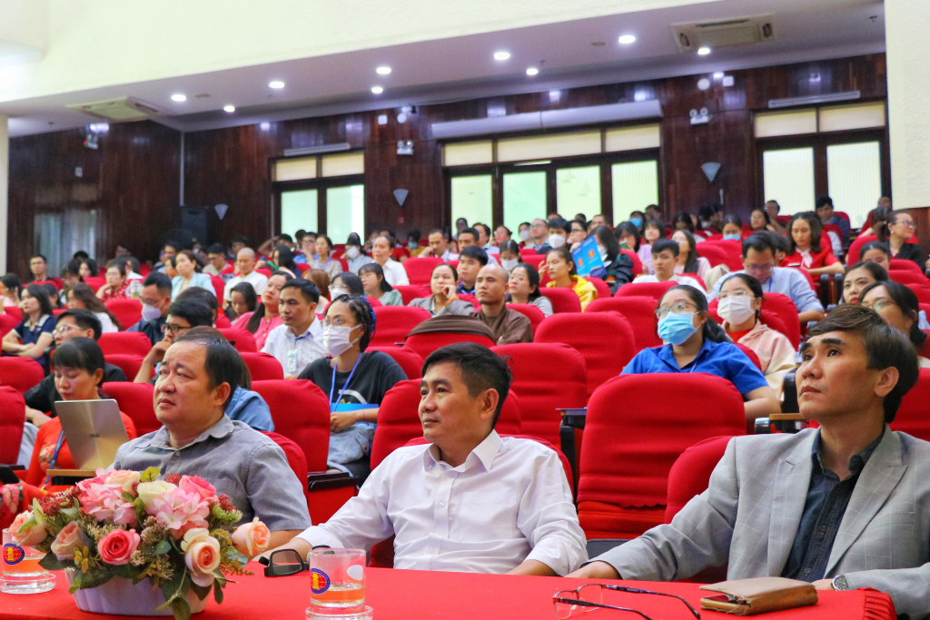 Chương trình sinh hoạt diễn ra tại Hội trường Văn Khoa, cơ sở Đinh Tiên Hoàng - Ảnh: Trịnh Minh Phương