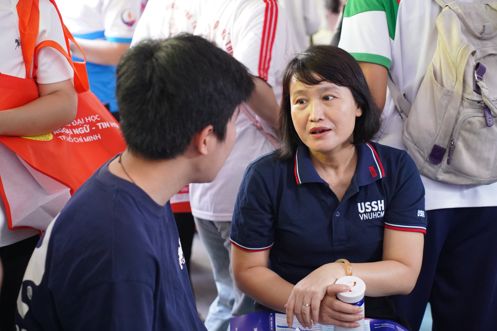 TS. Cao Thị Châu Thuỷ, Trưởng phòng Quản lý đào tạo đưa ra những định hướng lựa chọn nghề nghiệp phù hợp cho học sinh - Ảnh: QUỲNH NHƯ