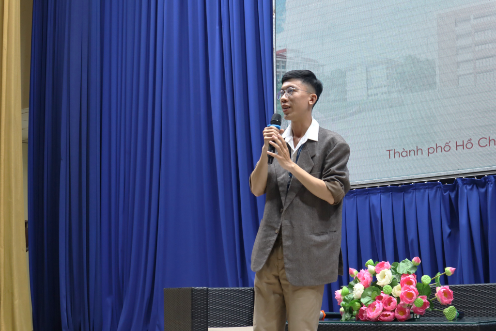 Ông Lê Thái Bão giải đáp thắc mắc của các bạn học sinh - Ảnh: Nhật Ánh
