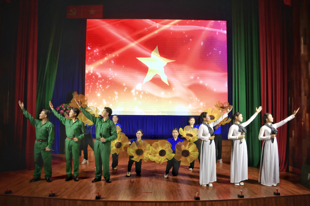 Tiết mục khơi dậy ý thức trách nhiệm học tập và làm theo tư tưởng, đạo đức, phong cách Hồ Chí Minh của thế hệ trẻ - Ảnh: MINH PHƯƠNG