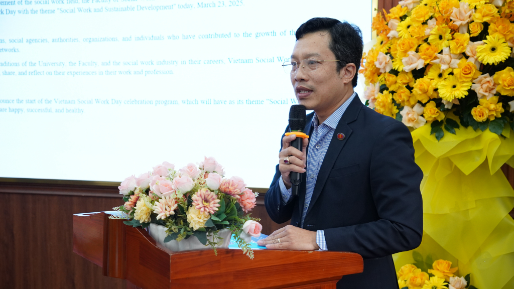 TS. Lê Hoàng Dũng phát biểu chào mừng chương trình kỷ niệm ngày Công tác xã hội Việt Nam năm 2025 tại cơ sở Đinh Tiên Hoàng - Ảnh: THANH HẢI