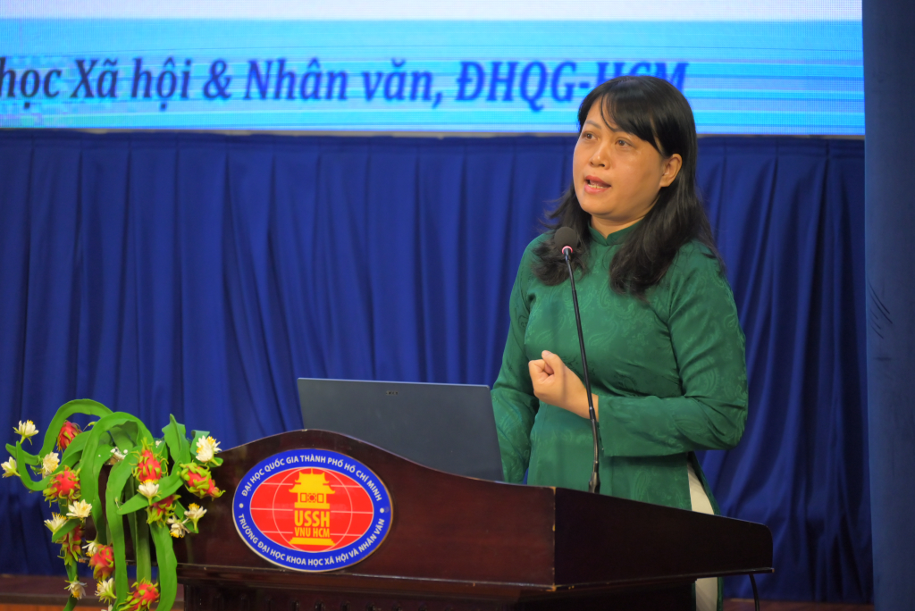 TS. Triệu Thanh Lê nhấn mạnh năng lực thẩm định thông tin là "kháng thể" thiết yếu giúp cộng đồng đứng vững trước vấn nạn rối loạn thông tin - Ảnh: HẠNH NGUYÊN