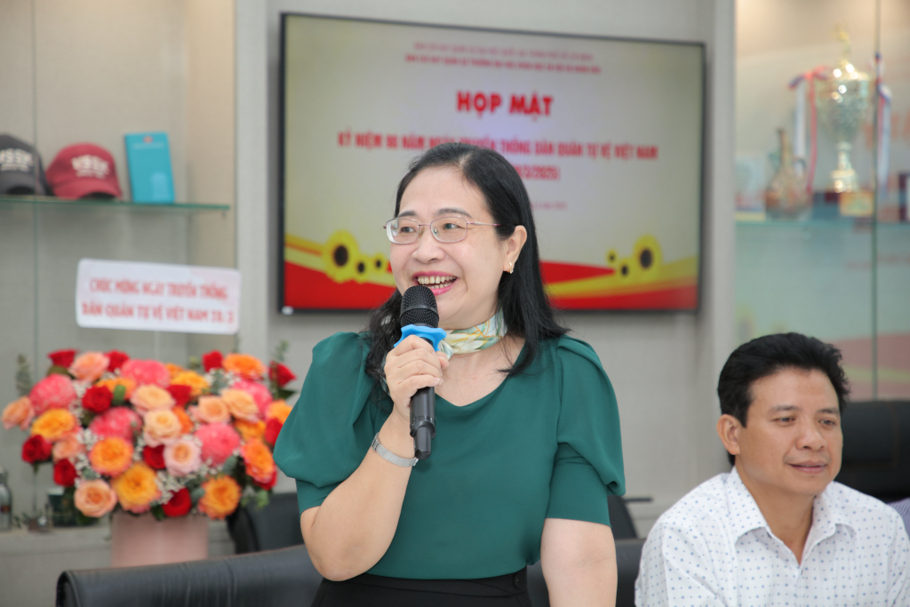 Đồng chí Lê Thị Ngọc Điệp chúc mừng và ghi nhận đóng góp của lực lượng tự vệ Nhà trường nhân dịp kỷ niệm 90 năm Ngày truyền thống Dân quân Tự vệ - Ảnh: THU THẢO