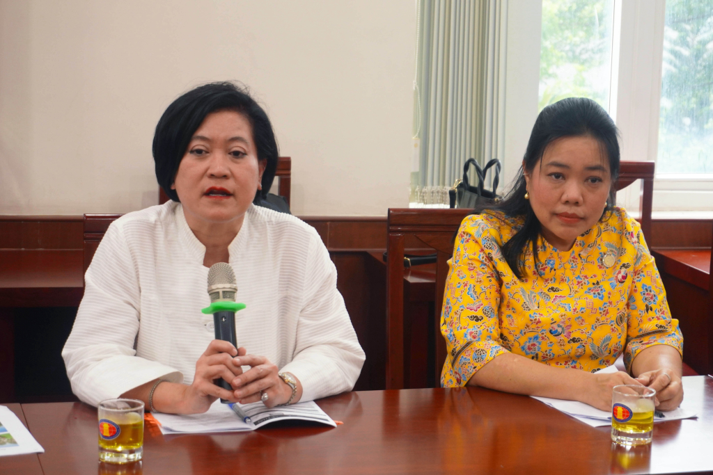 Bà Ureerat Chareontoh (bên trái) góp ý những sửa đổi trong bản thiết kế sau khi đã khảo sát địa hình thực tế - Ảnh: Ngọc Bích