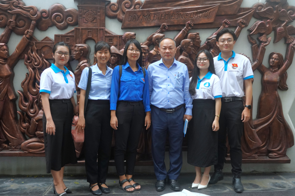 Hai đơn vị cùng tham quan Không gian văn hóa Hồ Chí Minh tại Trường - Ảnh: Ngọc Bích 