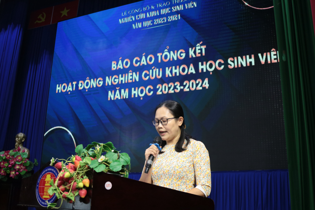 TS. Hoàng Ngọc Minh Châu báo cáo tổng kết hoạt động nghiên cứu khoa học năm 2023-2024 - Ảnh: Phạm Trí