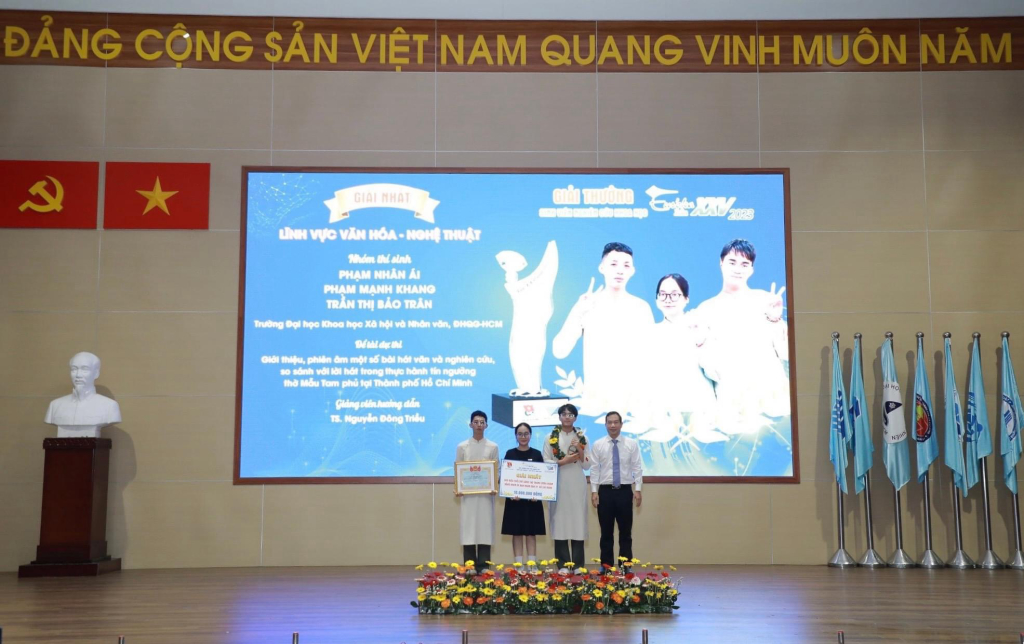 Giải nhất ở lĩnh vực Văn hóa - Nghệ thuật do nhóm tác giả Phạm Nhân Ái, Phạm Mạnh Khang, Trần Thị Bảo Trân với sự hướng dẫn của TS. Nguyễn Đông Triều thực hiện - Ảnh: Fanpage Giải thưởng khoa học Euréka