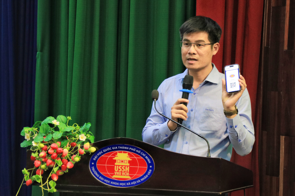 ThS. Trần Nam chia sẻ, học viên khi gặp khó khăn cần phải chủ động liên hệ sớm đến giáo vụ sau đại học để có thể được hỗ trợ kịp thời - Ảnh: Trịnh Minh Phương
