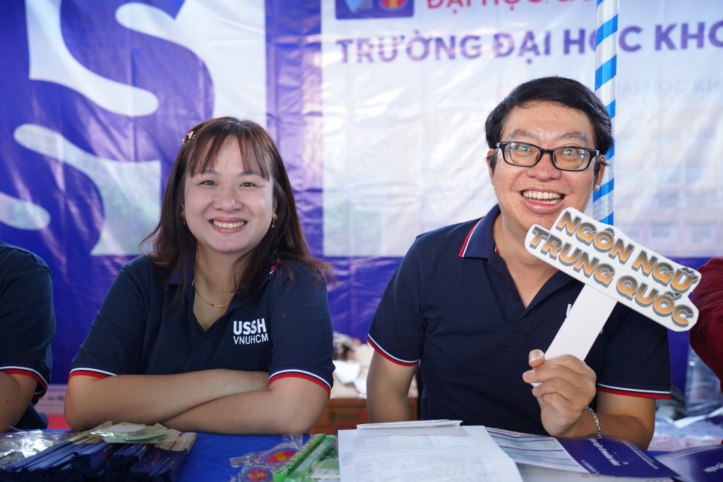 Các giảng viên sẵn sàng tư vấn tuyển sinh - hướng nghiệp cho các bạn học sinh - Ảnh: QUỲNH NHƯ