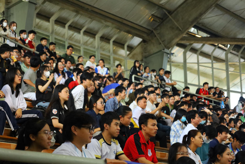 Hai trận cầu diễn ra trong không khí hò reo của hàng trăm cổ động viên
