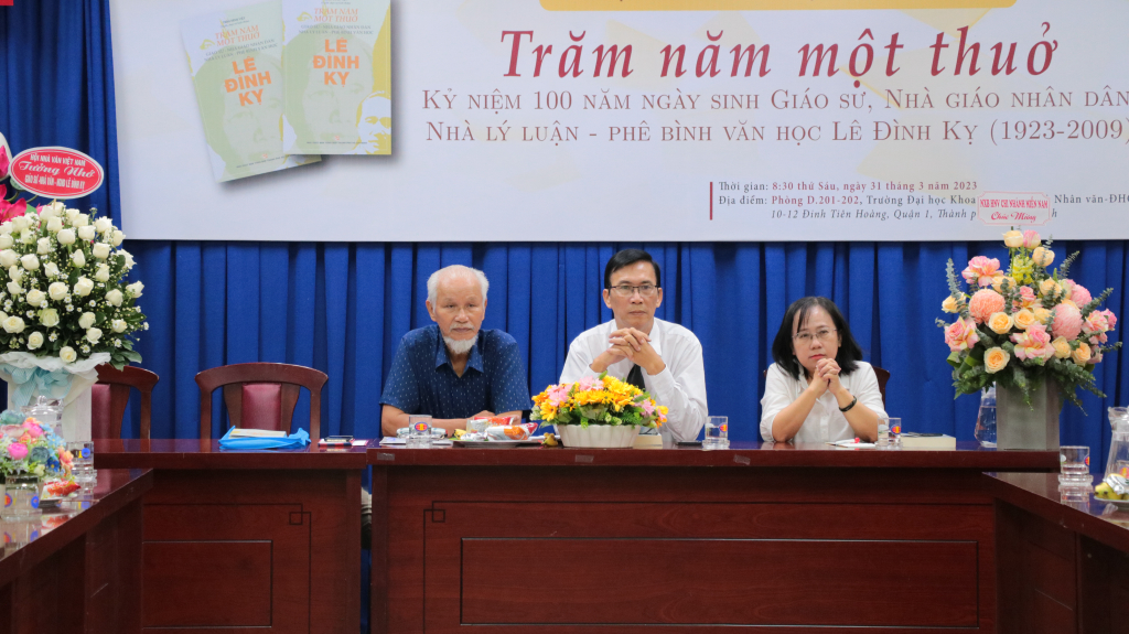 Chủ trì buổi tọa đàm, Nhà nghiên cứu Trần Đình Việt, PGS.TS Nguyễn Hữu Hiếu, bà Đinh Thị Thanh Thuỷ - Giám đốc NXB Tổng Hợp TP.HCM - Ảnh: Phương Khanh