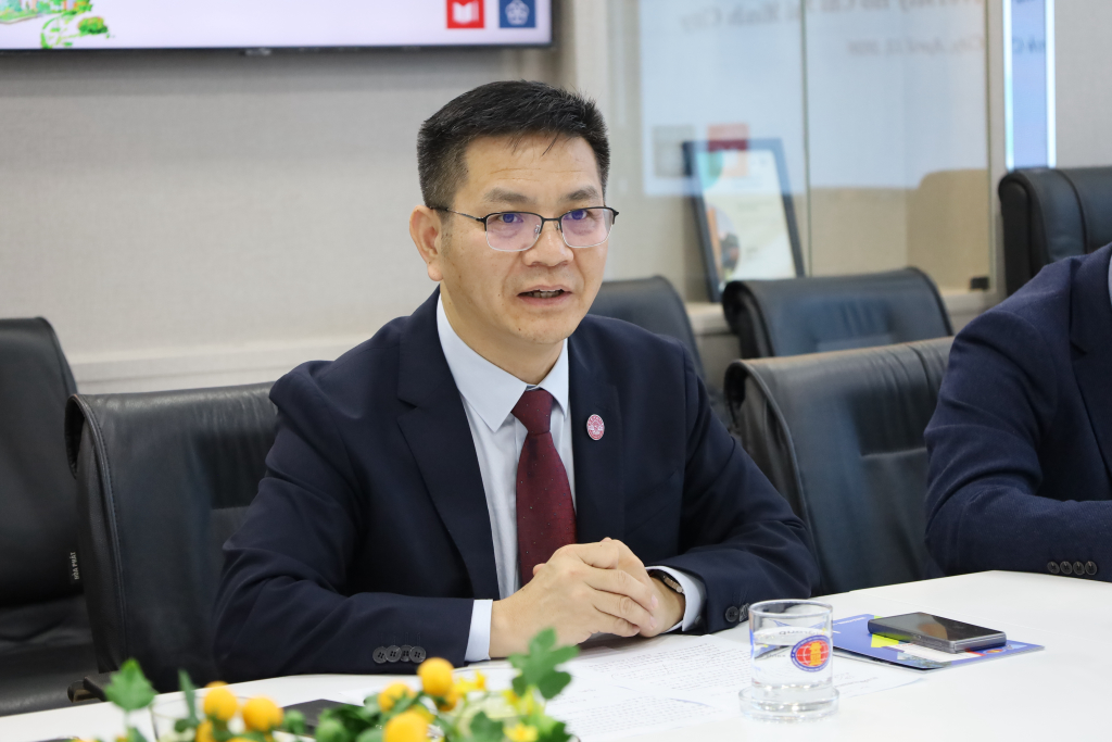 TS. Long Guangqing mong muốn mở rộng các ngành đào tạo liên kết với nhiều đơn vị ở Việt Nam - Ảnh: THANH KHUÊ