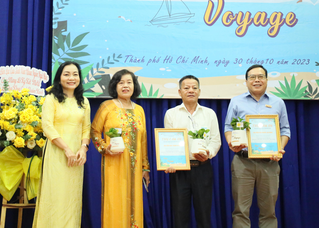 Nhà trường gửi thư cảm ơn đến các đơn vị tài trợ đã đến tham dự buổi Ký kết - Ảnh: Thu Hương