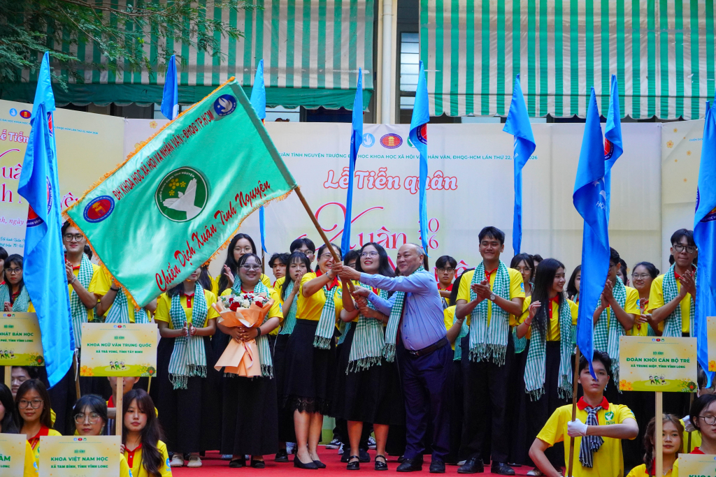 Nghi thức trao cờ lệnh, chính thức phát động và ra quân Chiến dịch Xuân Tình nguyện 2026. - ẢNH: HUY MAI