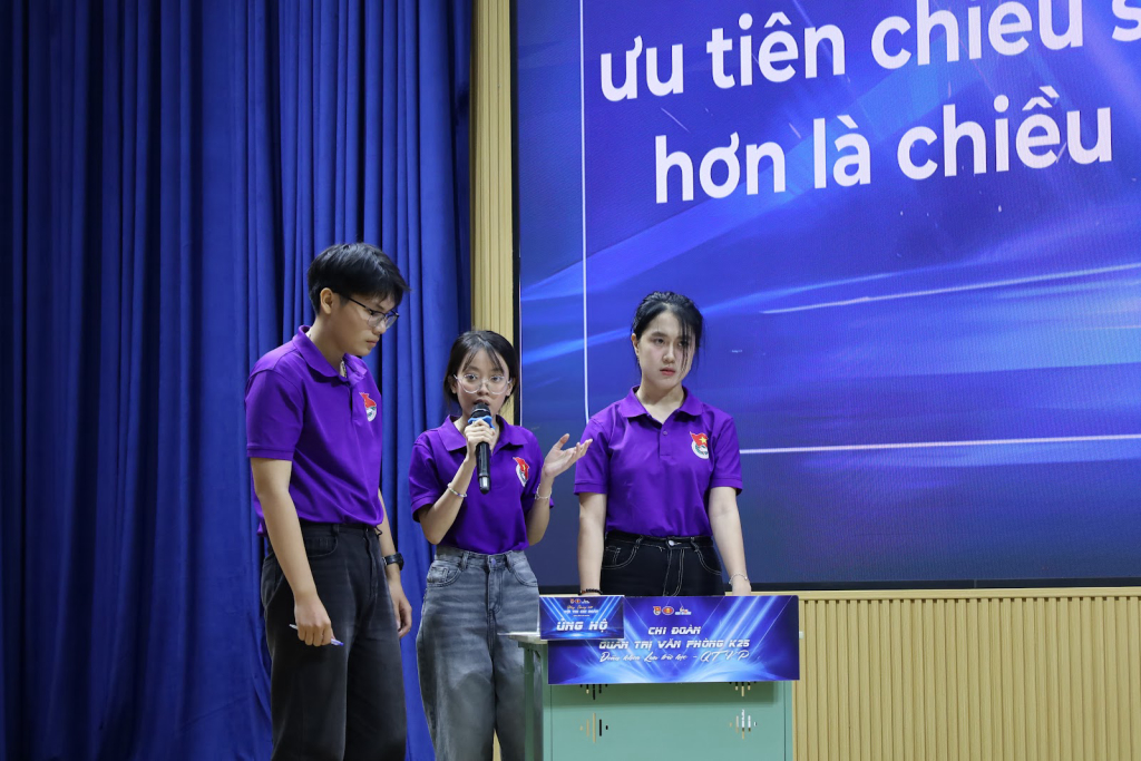 Phần tranh biện giữa hai đội thi xuất sắc nhất nhận được sự quan tâm và cổ vũ nhiệt tình từ khán giả - Ảnh: THANH KHUÊ