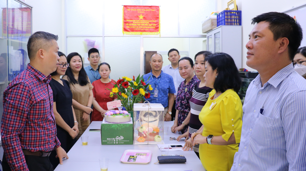 Tập thể Phòng Đối ngoại và Quản lý khoa học lắng nghe ý kiến chỉ đạo của Hiệu trưởng Nhà trường - Ảnh: Hoàng Phương