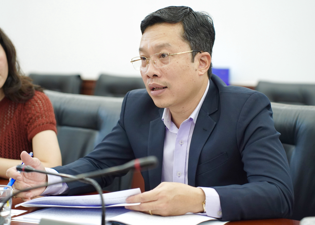 TS. Lê Hoàng Dũng bày tỏ niềm vui khi dự án Phiên dịch viên CNTT Hàn - Việt năm 2025 đạt kết quả tốt - Ảnh: HẠNH NGUYÊN