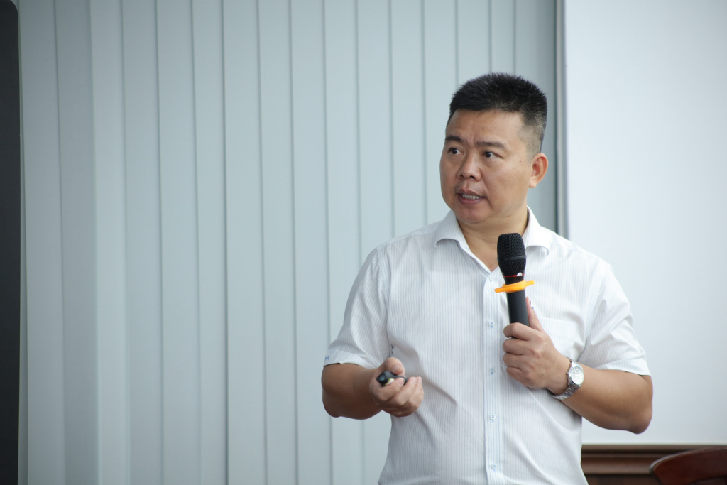TS. Phạm Thanh Duy báo cáo và định hướng hoạt động tại buổi họp - Ảnh: Lý Nguyên 