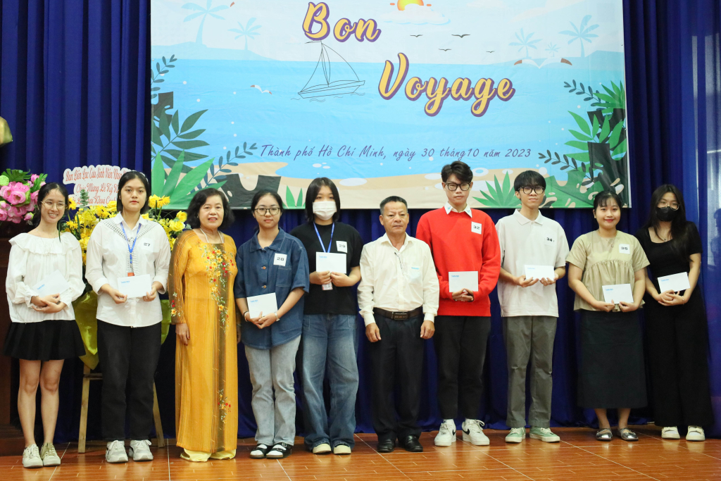 Các bạn sinh viên khoa Ngôn ngữ học nhận các suất học bổng Trần Chút - Ảnh: Thu Hương