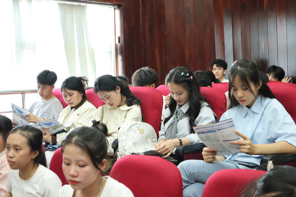 Học sinh THPT Nguyễn Chí Thanh tìm hiểu chương trình đào tạo tại Trường - Ảnh: Nhật Ánh