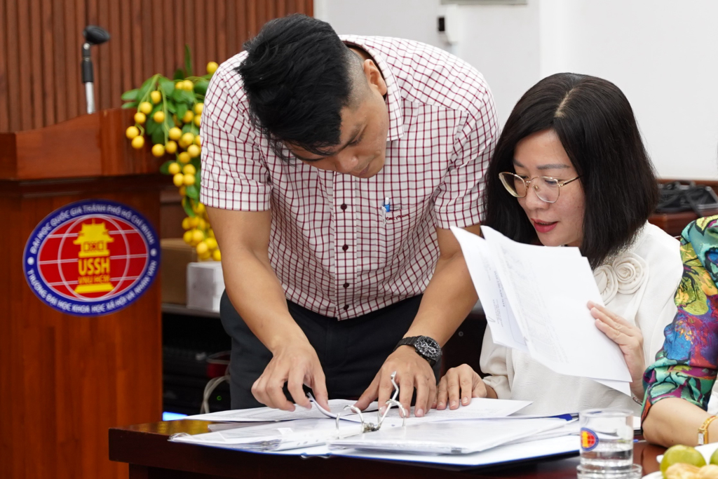 Chuyên viên Cục Du lịch Quốc gia phối hợp cùng ThS. Phạm Đức Thiện kiểm tra hồ sơ - Ảnh: PHẠM TRÍ