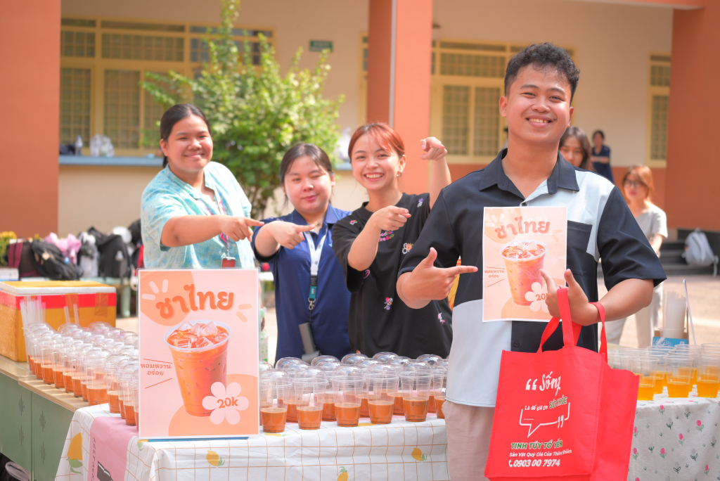 khu vực gian hàng ẩm thực do chính tay sinh viên vận hành, mang đến trải nghiệm văn hóa gần gũi cho người tham gia lễ hội - Ảnh: Ý NGUYỄN