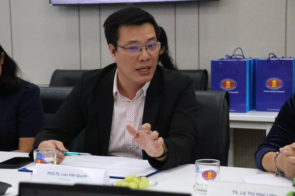 PGS.TS Lưu Văn Quyết nhấn mạnh đến tinh thần “Lấy người học làm trung tâm” trong việc hợp tác - Ảnh: MỸ HƯỜNG