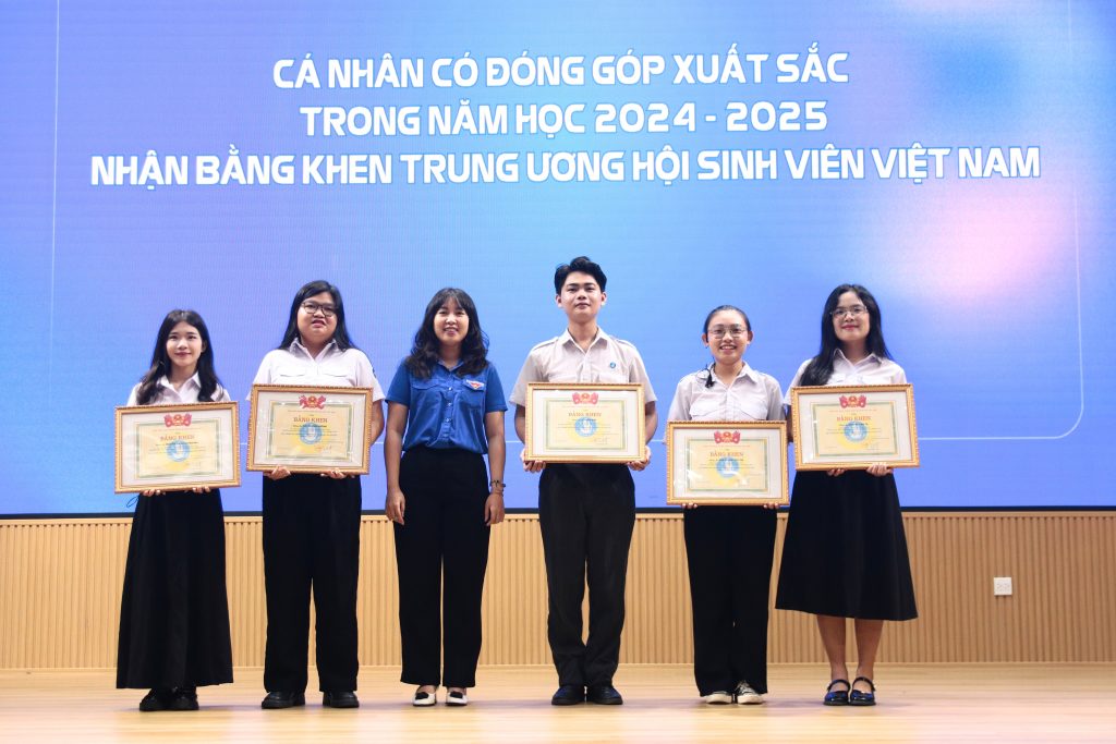 Trung ương Đoàn và Trung ương Hội Sinh viên Việt Nam ghi nhận nỗ lực đồng hành và lan tỏa phong trào Đoàn - Hội của cán bộ tại Trường - ẢNH: MINH PHƯƠNG