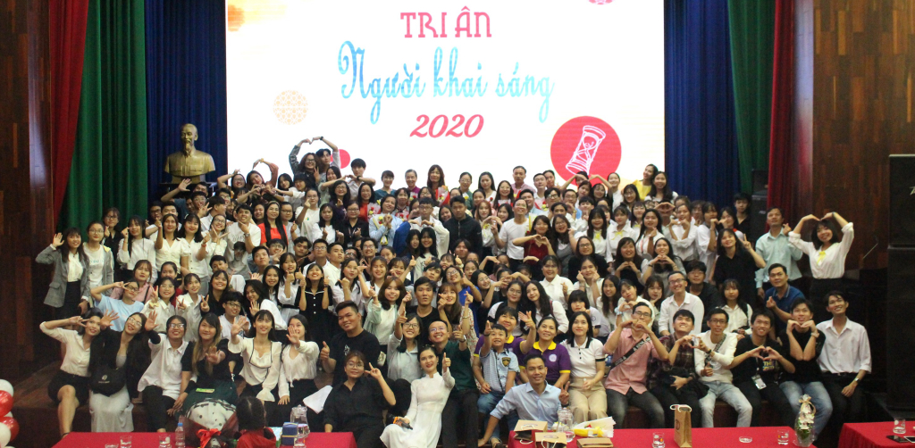 Ấm áp tình Thầy - Trò. Ảnh: Ban Truyền thông Khoa)