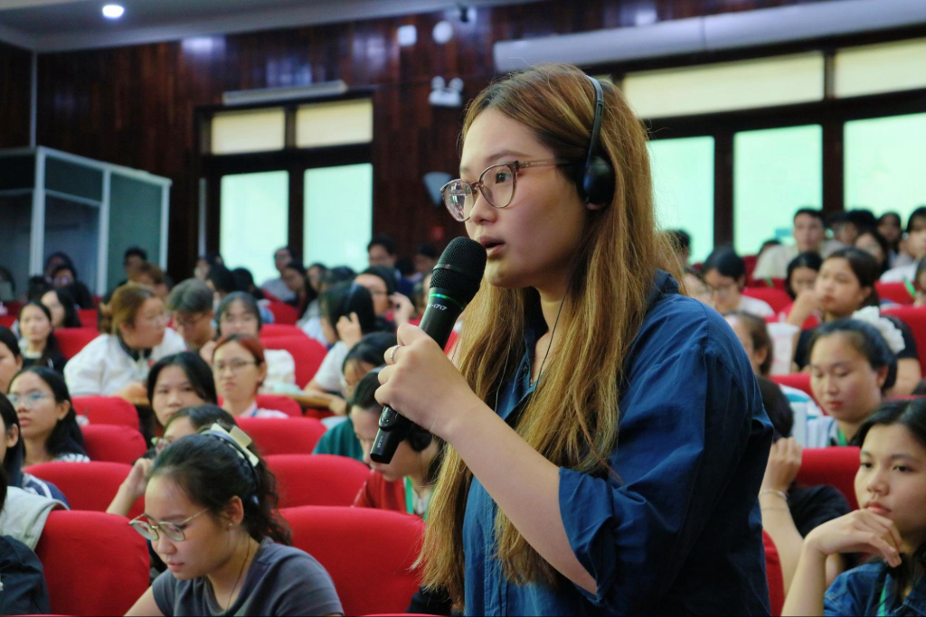 Sinh viên bày tỏ sự quan tâm đến vấn đề sự khác biệt về thỏa hiệp và thích nghi của những người phụ nữ trong bối cảnh xã hội hiện nay - Ảnh: THÚY QUỲNH