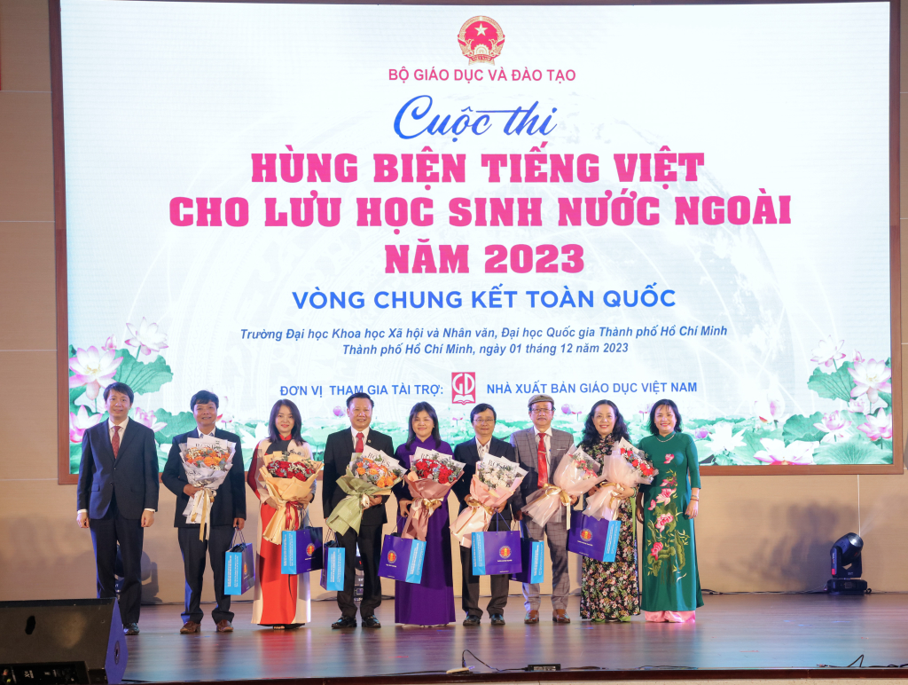 Những bó hoa thay lời cảm ơn gửi đến ban Giám khảo cuộc thi năm nay - Ảnh: Lý Nguyên