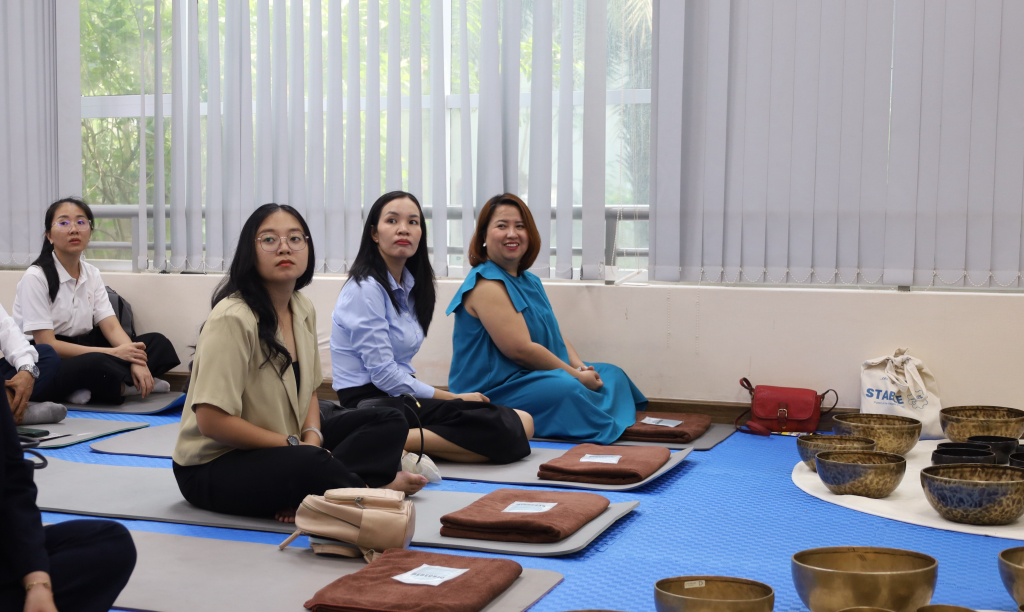 Các đại diện tham quan và trải nghiệm liệu pháp âm thanh tại Trung tâm Nghiên cứu và Ứng dụng Tâm lý (CPAR) - Ảnh: MỸ NGÂN