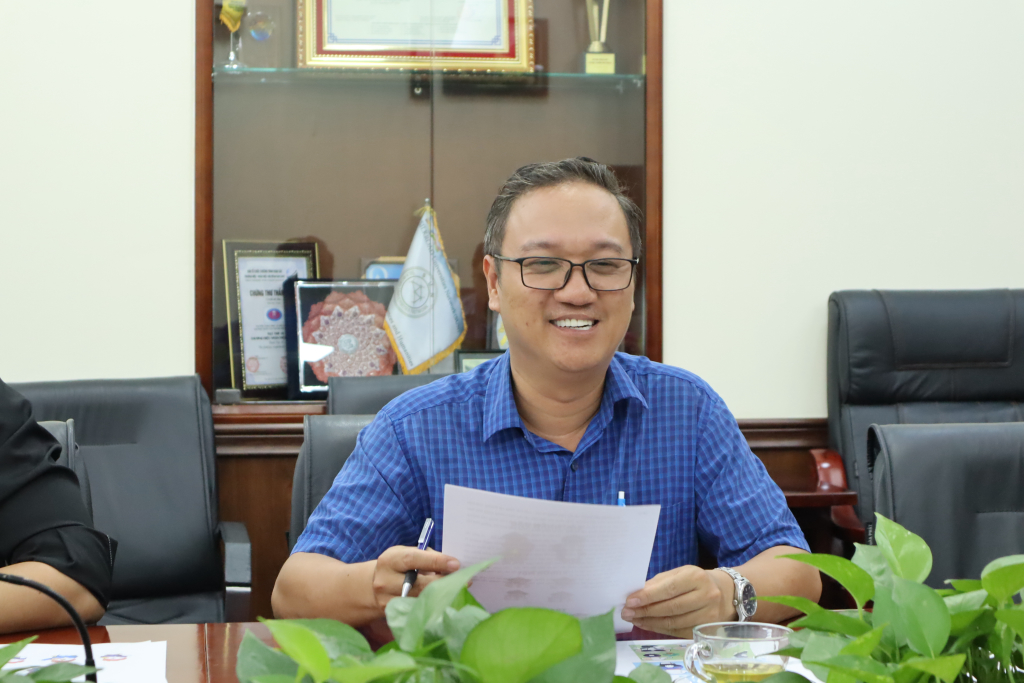 ThS. Trần Quốc Tuấn có lời khen đối với các tác giả trong việc xây dựng ý tưởng - Ảnh: Nhật Ánh