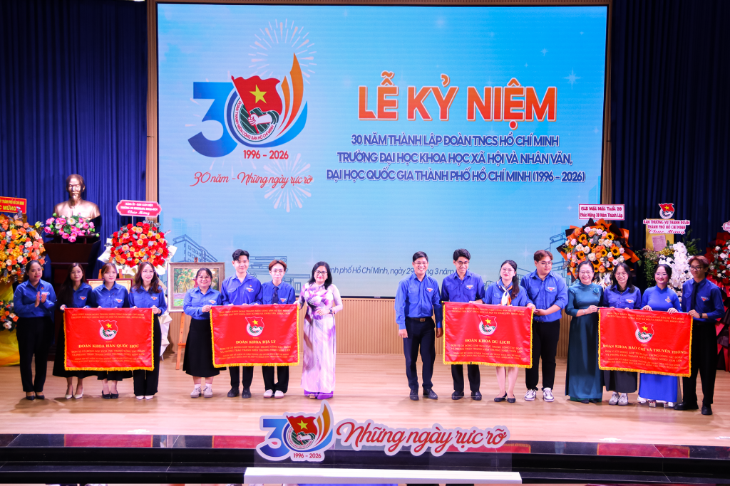 04 tập thể xuất sắc nhận Cờ thi đua đã khẳng định nỗ lực bền bỉ và tinh thần tiên phong - Ảnh: ĐỨC ÂN