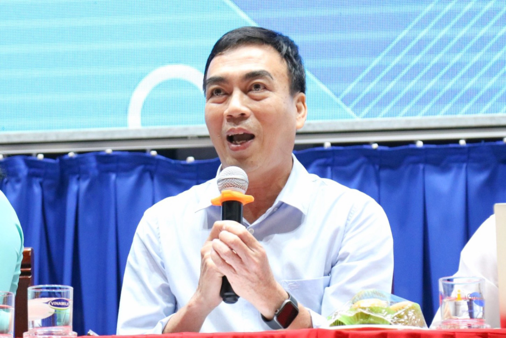 TS. Phạm Tấn Hạ chia sẻ với sinh viên về vấn đề chương trình học tập - Ảnh: Huyền Linh