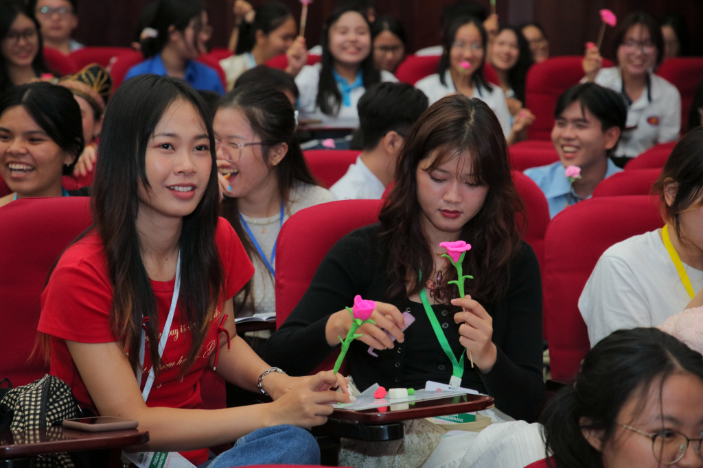 Lần đầu thử sức với tò he, sinh viên quốc tế không giấu được sự tò mò và thích thú - Ảnh: LÝ NGUYÊN