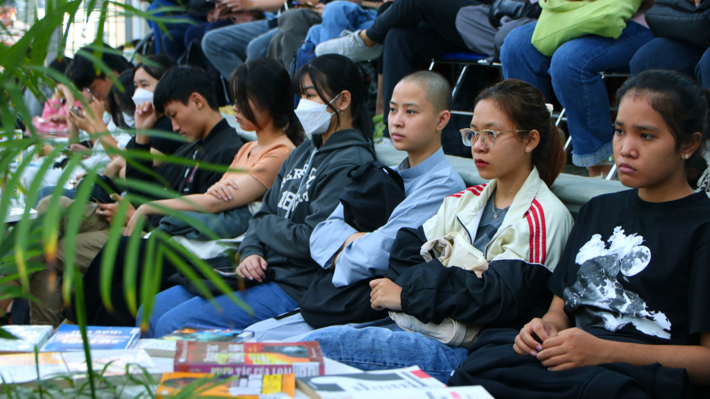 Sinh viên lắng nghe những chia sẻ của các diễn giả - Ảnh: Trần Huỳnh