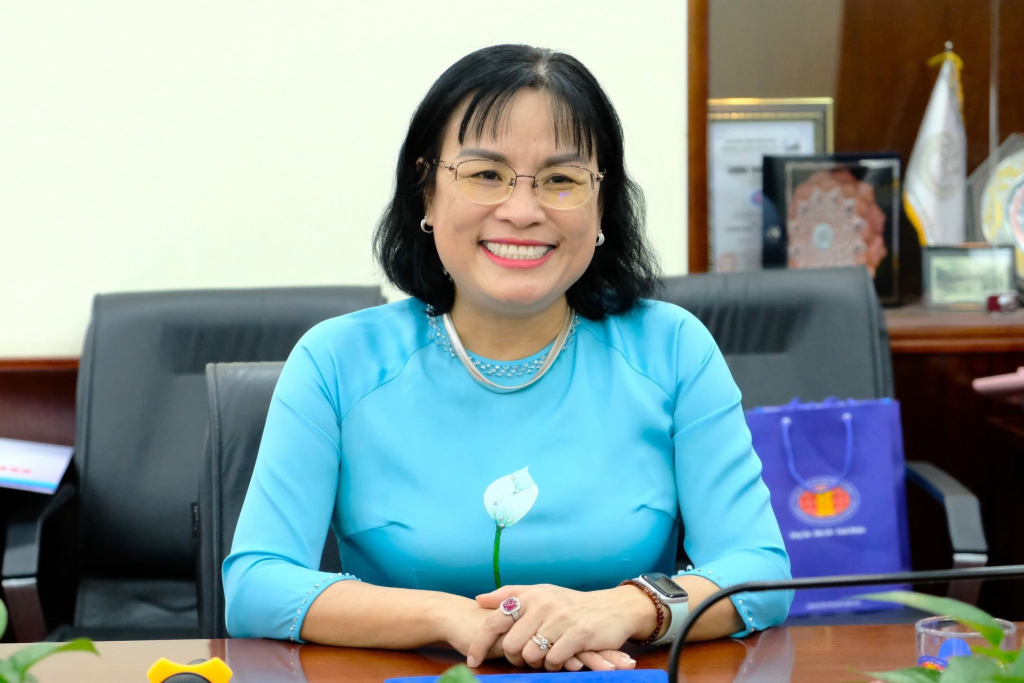 PGS.TS Ngô Thị Phương Lan tại khẳng định: “Sinh viên Nhân văn không chỉ đáp ứng ngu cầu cao của xã hội, mà còn đáp ứng nhu cầu lâu dài của xã hội” - Ảnh: Huyền Linh