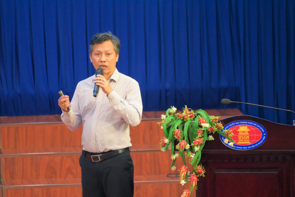 ThS. Phạm Trường Thọ phát biểu về quy chế đào tạo trình độ Thạc sĩ và Tiến sĩ, lưu ý học viên về việc lựa chọn phương thức phù hợp với chương trình đào tạo của mỗi khoa - Ảnh: Ý NGUYỄN