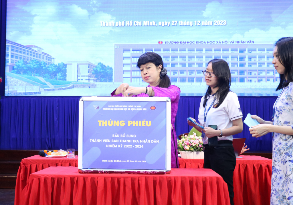  Đại biểu bỏ phiếu bầu thành viên Ban Thanh tra - Ảnh: Minh Cứ