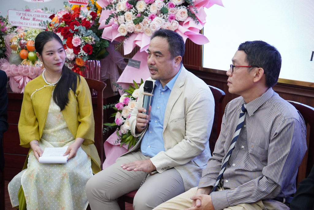PGS.TS. Chanen Munkong trao đổi về chủ đề: “A.I có thay thế được ngành Công tác Xã hội không?”– Ảnh: THANH HẢI