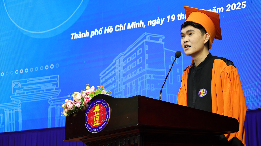 Tân Cử nhân Trần Duy Kha không giấu được niềm vui, sự xúc động và lòng biết ơn đối với hành trình vừa qua - Ảnh: MINH KHÔI