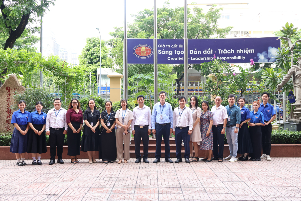 Tập thể viên chức, người lao động, học viên và sinh viên Nhà trường tham dự buổi lễ chụp ảnh lưu niệm - Ảnh: QUỲNH NHƯ